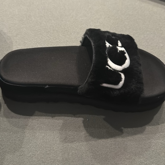 Ugg slide - Picture 2 of 8